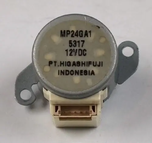 Elektromotor mit metallischem Gehäuse und Anschlussstecker, beschriftet mit „MP24GA1“, hergestellt von PT. Higashifuji, Indonesien, für Remko Produkte.