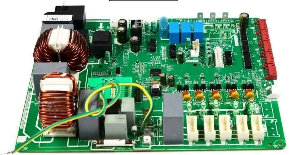 Steuerplatine in grüner Farbgebung mit Spulen, Relais und verschiedenen elektronischen Komponenten, hergestellt von Remko, für steuerelektronische Anwendungen.
