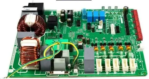 Steuerplatine in grüner Farbgebung mit Spulen, Relais und verschiedenen elektronischen Komponenten, hergestellt von Remko, für steuerelektronische Anwendungen.