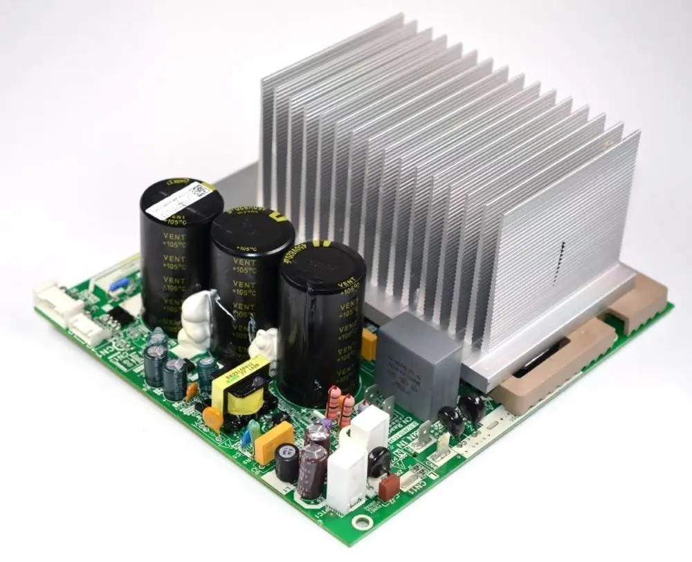 Schaltungseinheit mit mehreren Kondensatoren und Kühlkörper, verwendet in Remko-Produkten zur Steuerung von Inverter-Technologie. Circuit-Elemente auf grüner Leiterplatte angeordnet.