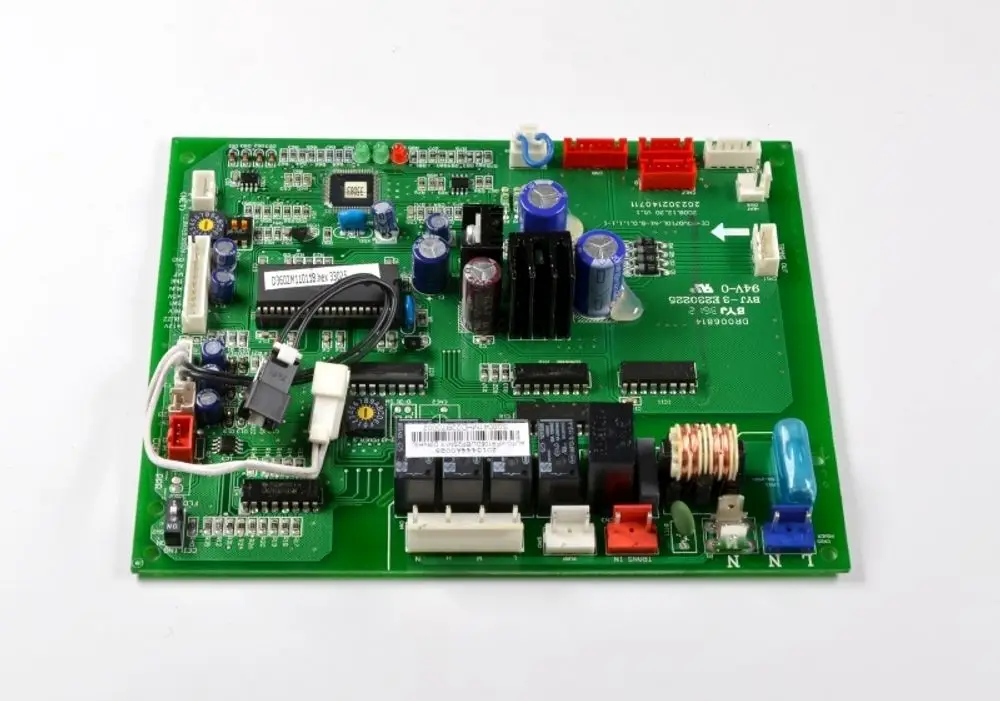 Steuerplatine von Remko, bestückt mit verschiedenen Schaltkreisen und Anschlussbuchsen, zur Regelung elektronischer Geräte in Heizungs- oder Klimaanlagen.