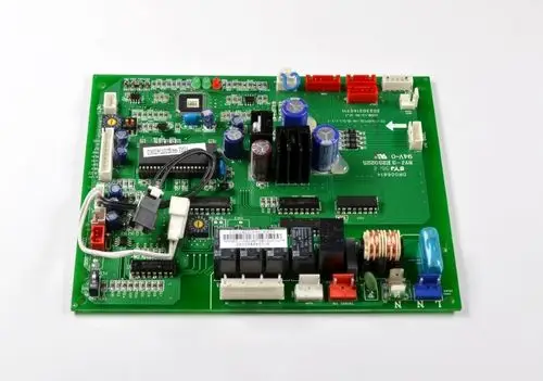 Steuerplatine von Remko, bestückt mit verschiedenen Schaltkreisen und Anschlussbuchsen, zur Regelung elektronischer Geräte in Heizungs- oder Klimaanlagen.