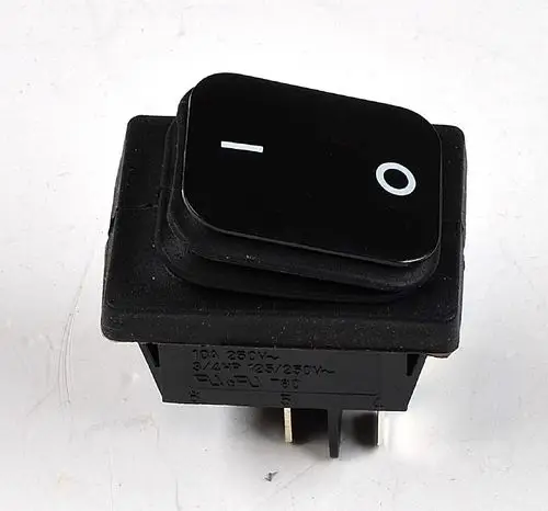 Schwarzer Kipp-Schalter mit "I" und "O" Symbolen. Der Schalter ist von Remko und verfügt über zwei Anschlusspins für die elektrische Verbindung.