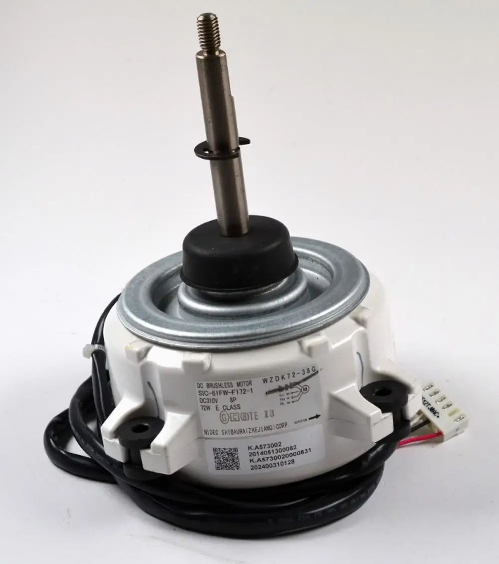 DC Bürstenloser Motor mit Metallachse und Kabeln, Herstellungsbezeichnung auf dem Gehäuse, verwendet in Remko-Klimaanlagen als Verflüssiger.