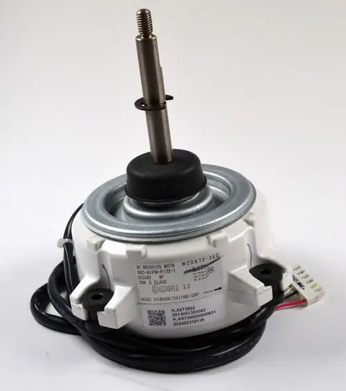 DC Bürstenloser Motor mit Metallachse und Kabeln, Herstellungsbezeichnung auf dem Gehäuse, verwendet in Remko-Klimaanlagen als Verflüssiger.