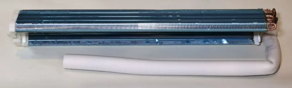 Verdampfer von Remko mit blauer Oberfläche und Kupferrohren, liegend positioniert. Die Struktur zeigt gerippte Lamellen zur Wärmeübertragung.
