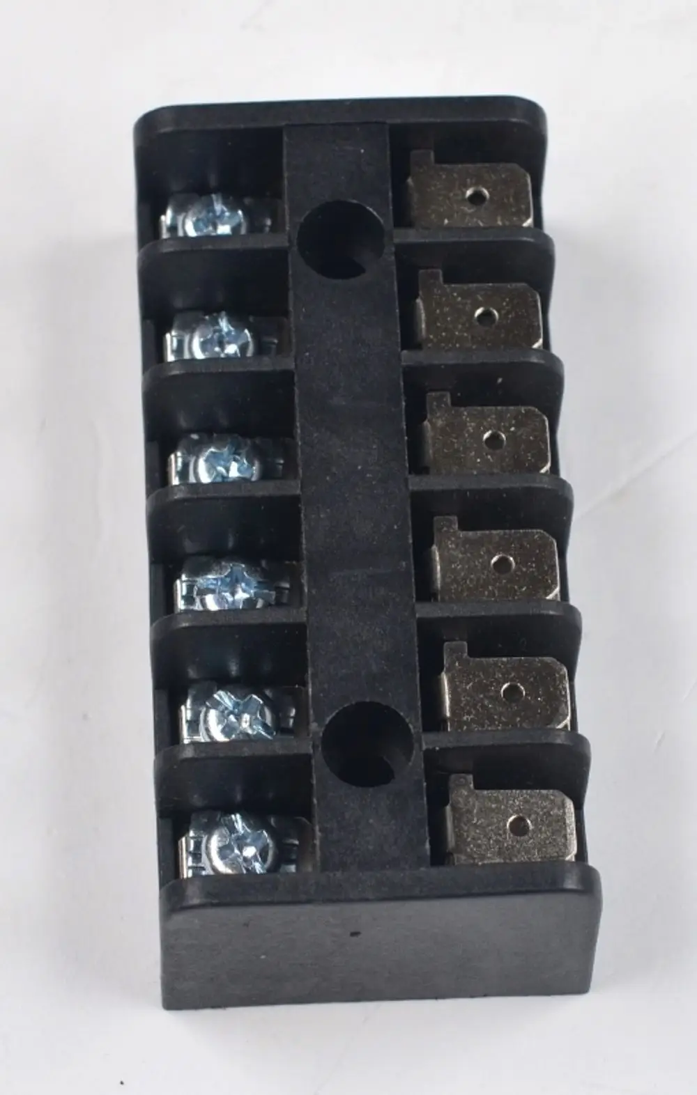 Schwarze Klemmleiste mit mehreren Anschlussklemmen, versehen mit Schrauben zur Befestigung. Produkt von Remko für elektrische Verbindungen.