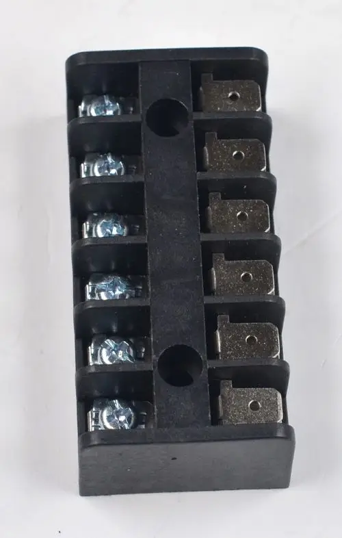 Schwarze Klemmleiste mit mehreren Anschlussklemmen, versehen mit Schrauben zur Befestigung. Produkt von Remko für elektrische Verbindungen.