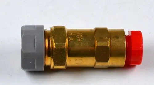 Remko Schnellkupplung aus Messing mit grauem und rotem Kunststoffdeckel. Produkt dient der Verbindung innerhalb von Saugleitungen.