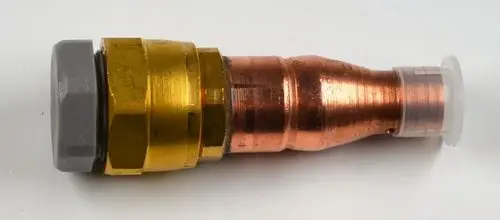 Kupfer-Schnellkupplung mit grauem und goldenem Gehäuse. Die Verbindungselemente sind für eine Saugleitung ausgelegt. Produkt von Remko.