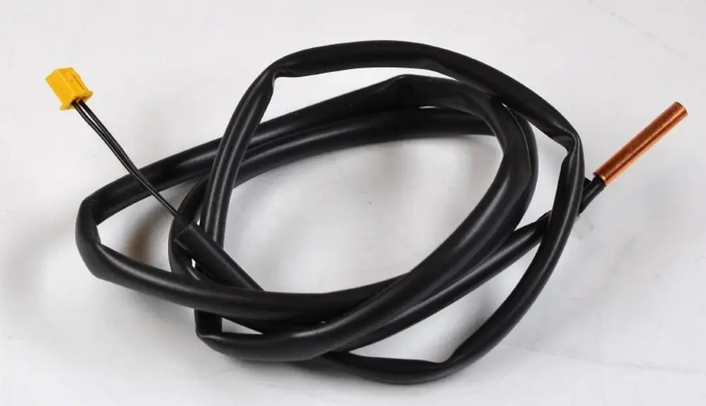 Sensor mit schwarzem Kabel und einem gelben Stecker sowie einem Kupferende, möglicherweise für den Einsatz in Remko-Klimageräten.