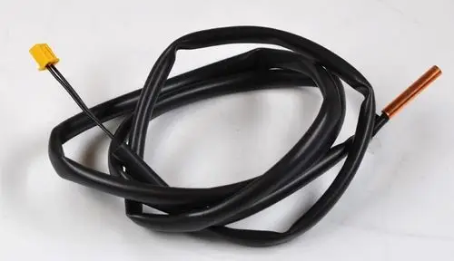 Sensor mit schwarzem Kabel und einem gelben Stecker sowie einem Kupferende, möglicherweise für den Einsatz in Remko-Klimageräten.