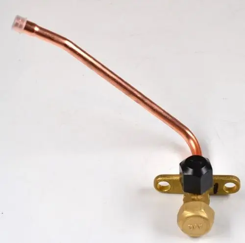 Kupferleitung mit Absperrventil, erkennbar durch ein schwarzes Kunststoffelement und eine goldfarbene Verbindung, von der Marke Remko. Geeignet für Einspritzleitungen.