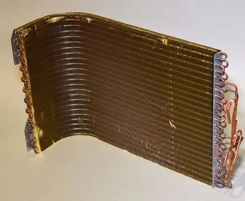 Wärmetauscher mit Kupferrohren von Remko, gebogene Bauform, mit mehreren Lamellen für die Wärmeübertragung. Einsatz in Klimaanlagen oder Kühlsystemen.
