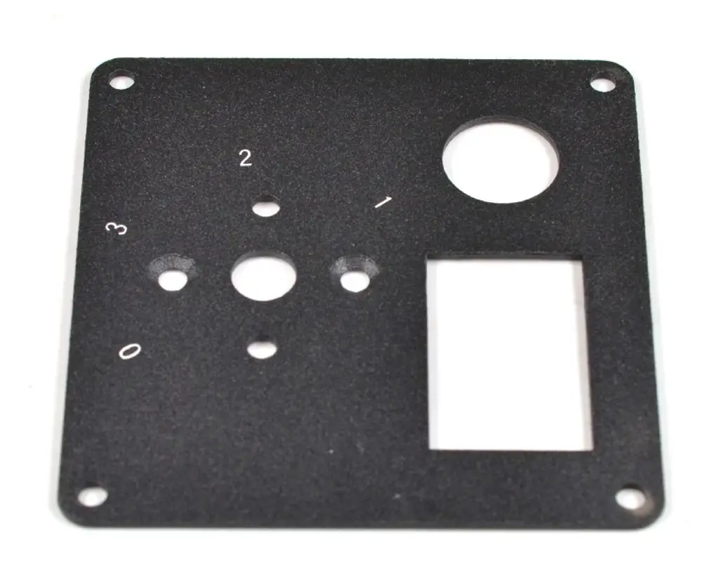 Schwarzes Bedienpanel mit verschiedenen Bohrungen und Nummerierungen, geeignet für Remko Produkte. Enthält eine runde und rechteckige Öffnung.
