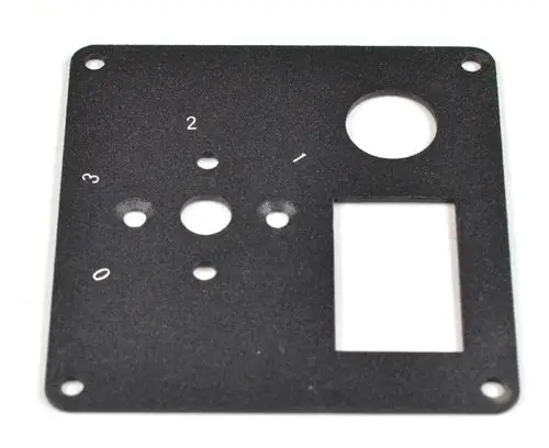 Schwarzes Bedienpanel mit verschiedenen Bohrungen und Nummerierungen, geeignet für Remko Produkte. Enthält eine runde und rechteckige Öffnung.