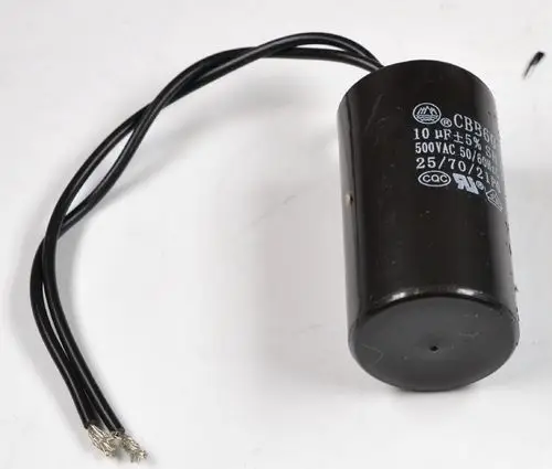 Schwarzer Kondensator von Remko mit zwei abisolierten Drähten, beschriftet mit technischen Daten wie Kapazität und Spannung. Optimiert für verschiedene Elektronik-Anwendungen.