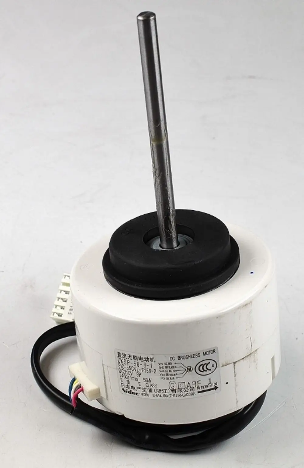 Ventilatormotor von Remko mit einer rundlichen Gehäuseform und einer Metallachse. Anschlüsse für elektrische Verkabelung sind erkennbar.
