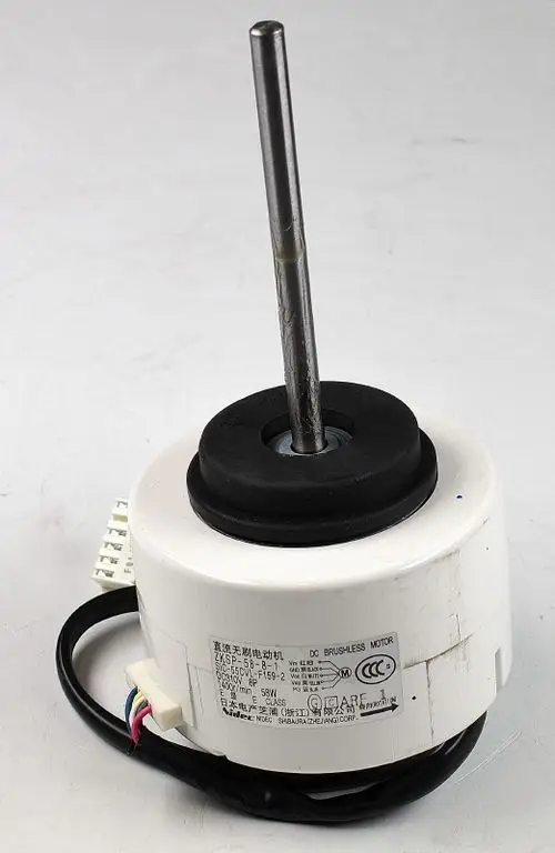 Ventilatormotor von Remko mit einer rundlichen Gehäuseform und einer Metallachse. Anschlüsse für elektrische Verkabelung sind erkennbar.