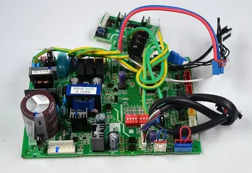 Steuerplatine mit verschiedenen elektrischen Komponenten und Kabelverbindungen, gefertigt von Remko, zur Regelung von Heiz- oder Klimaanlagen.