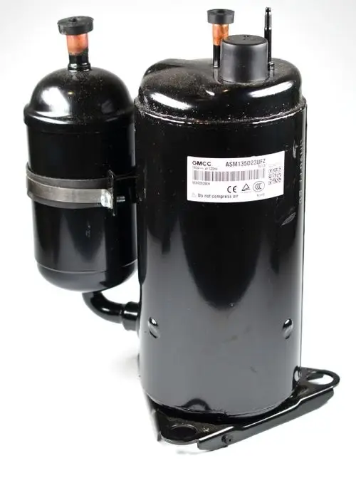 Schwarzer Kompressor von Remko mit zwei Zylindern und einem Anschlussrohr. Auf der Vorderseite befindet sich ein Typenschild mit technischen Informationen.