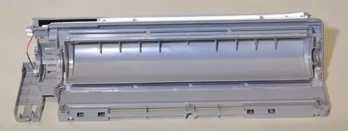 Gehäuse eines Klimageräts von Remko, einschließlich Kondensatwanne. Das Produkt zeigt eine graue Kunststoffstruktur mit Montageschlitzen und Anschlussmöglichkeiten.