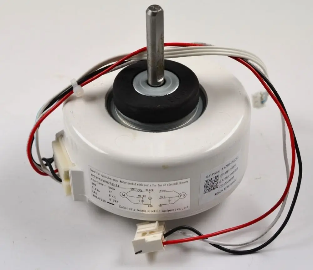 Ventilatormotor mit robuster Bauweise, Kabelanschlüssen in Schwarz, Rot und Weiß, zur Verwendung in Klimageräten, hergestellt von Remko.