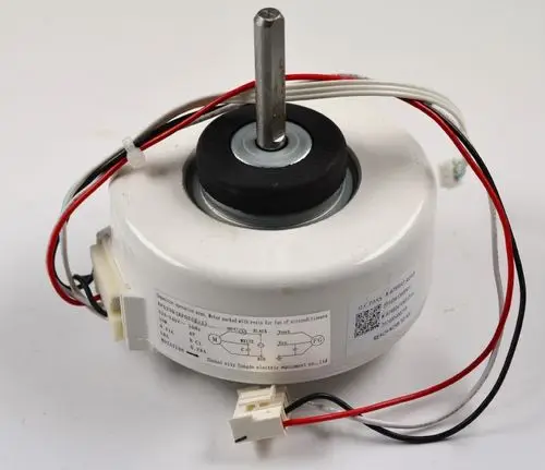 Ventilatormotor mit robuster Bauweise, Kabelanschlüssen in Schwarz, Rot und Weiß, zur Verwendung in Klimageräten, hergestellt von Remko.