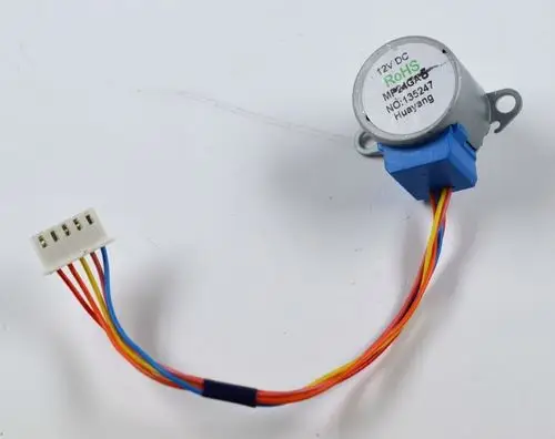 Motor mit vierfarbiger Anschlussleitung und Kunststoffstecker, geeignet für Anwendungen wie Klapptüren und andere mechanische Lösungen, produziert von Remko.