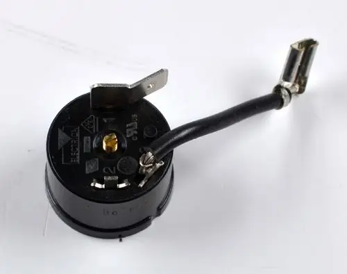 Thermoschalter mit schwarzem Gehäuse und Kabel, ausgestattet mit Anschlüssen. Hersteller ist Remko. Geeignet für Temperatursteuerung in verschiedenen Anwendungen.
