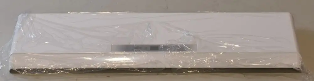 Weißes Produkt mit glatter Oberfläche und schmalem Design, verpackt in Folie. Es handelt sich um eine Geräteblende von Remko, die zur Abdeckung von technischen Einrichtungen dient.