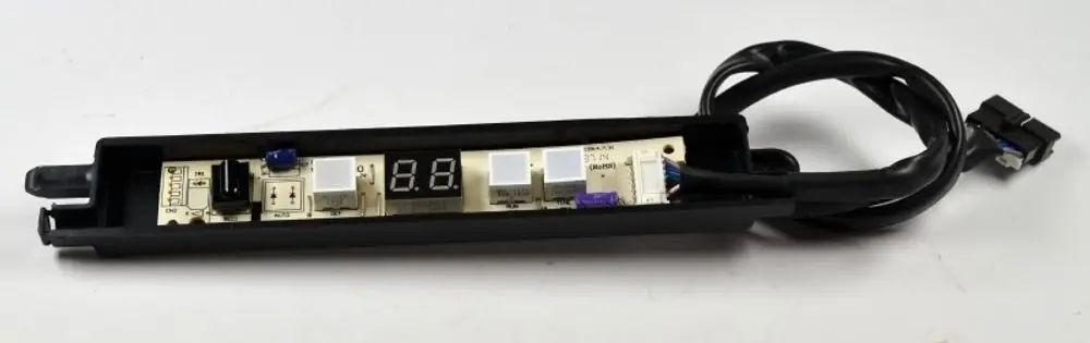 Remko Platine mit Display, ausgestattet mit mehreren Schaltern und Anschlüssen. Das Display zeigt Zahlen an, und das Produkt ist in einem schwarzen Gehäuse untergebracht.