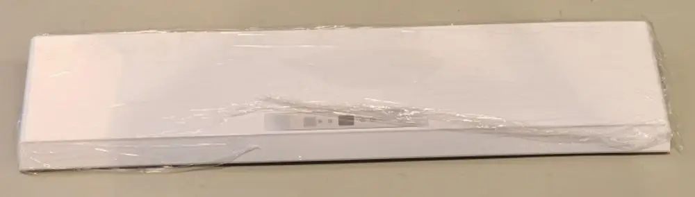 Weißes Produktpaket von Remko, in Folie eingeschweißt, auf einer hellen Oberfläche liegend. Die Produktdetails sind nicht sichtbar.