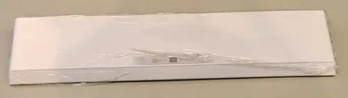 Weißes Produktpaket von Remko, in Folie eingeschweißt, auf einer hellen Oberfläche liegend. Die Produktdetails sind nicht sichtbar.