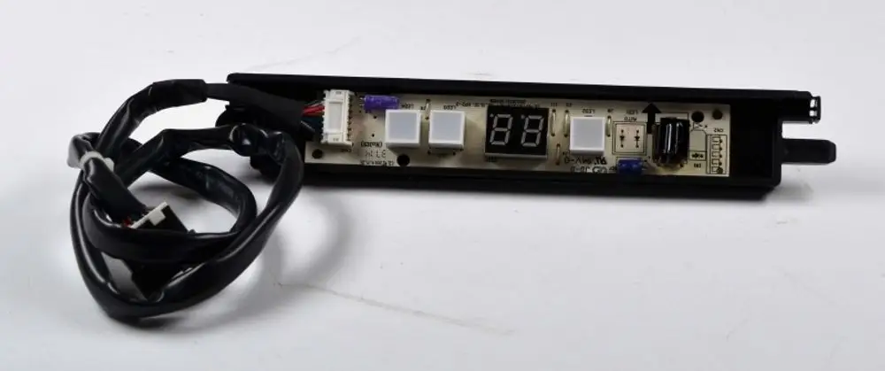 Platine mit Display und mehreren Tasten, mit kabelgebundenem Anschluss. Hersteller ist Remko. Verwendung in technischen Anwendungen unklar.