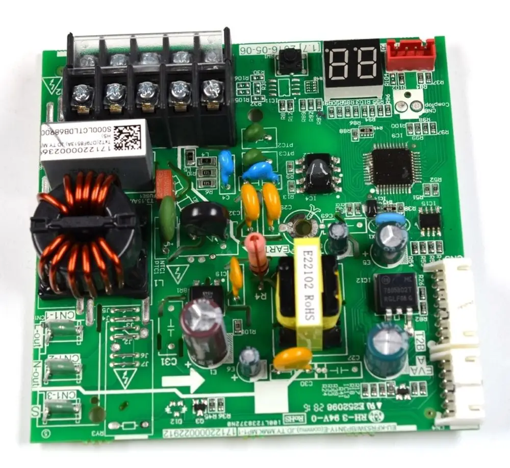 Grüne Leiterplatte mit verschiedenen elektronischen Bauteilen, darunter Widerstände, Kondensatoren und ein Display, für den Einsatz in Remko Produkten.