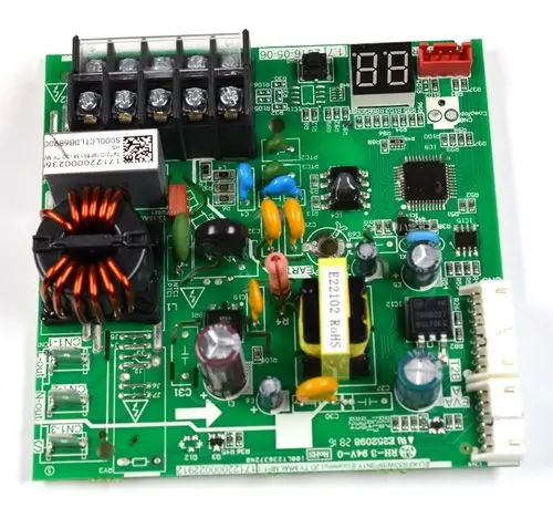Grüne Leiterplatte mit verschiedenen elektronischen Bauteilen, darunter Widerstände, Kondensatoren und ein Display, für den Einsatz in Remko Produkten.