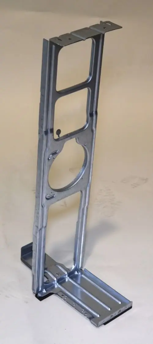 Stabile Metallhalterung in grauer Farbe, mit verschiedenen Ausschnitten, zur Montage von Ventilatormotoren, geeignet für den Einsatz mit Remko-Geräten.