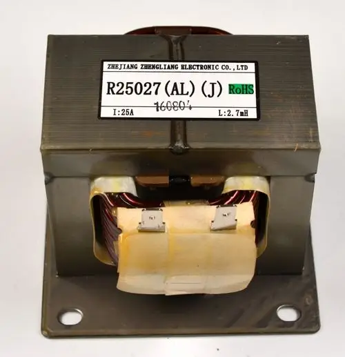 Transformator von Remko mit einer quadratischen Bauform und zwei Anschlussklemmen, umgeben von Spulenwicklungen, montiert auf einer Metallbasis.
