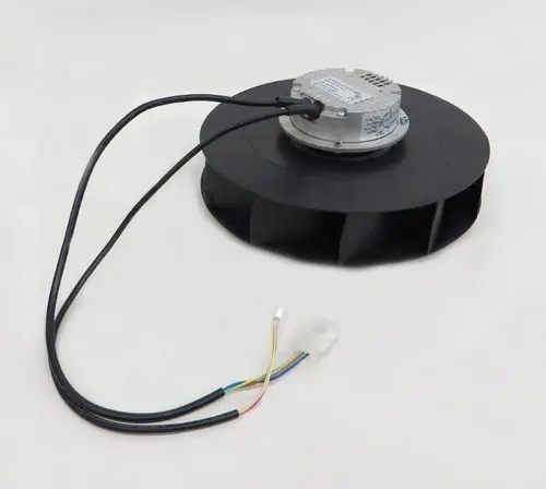 Remko Ventilator mit einem großen, schwarzen Lüfterrad und einem Motor in der Mitte. Zwei schwarze Kabel sowie ein mehrfarbiger Kabelanschluss sind sichtbar.