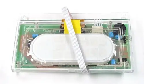 Transparente Betrachtung eines Anzeigedisplays mit elektrischen Komponenten und Verbindungen, das von der Marke Remko stammt.