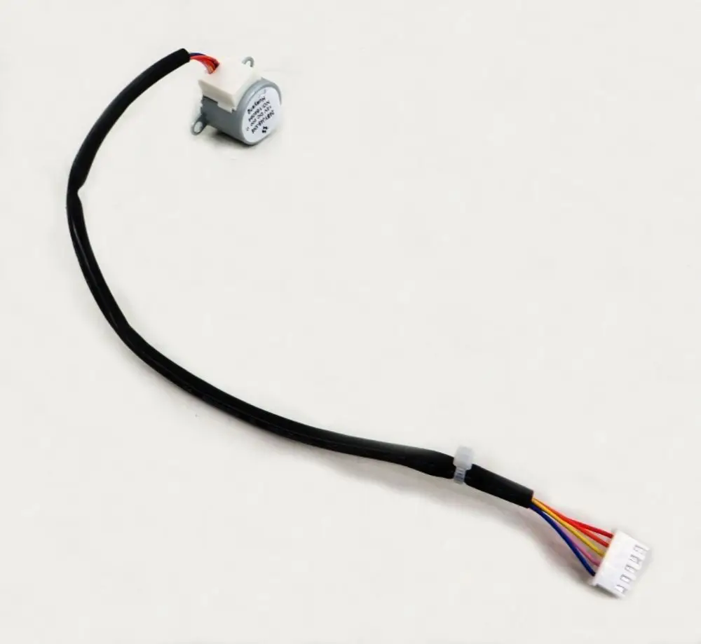 Remko Swingmotor mit Anschlüssen, der für verschiedene Anwendungen konzipiert ist. Die Verbindungskabel sind in einer flexiblen Ummantelung angeordnet.