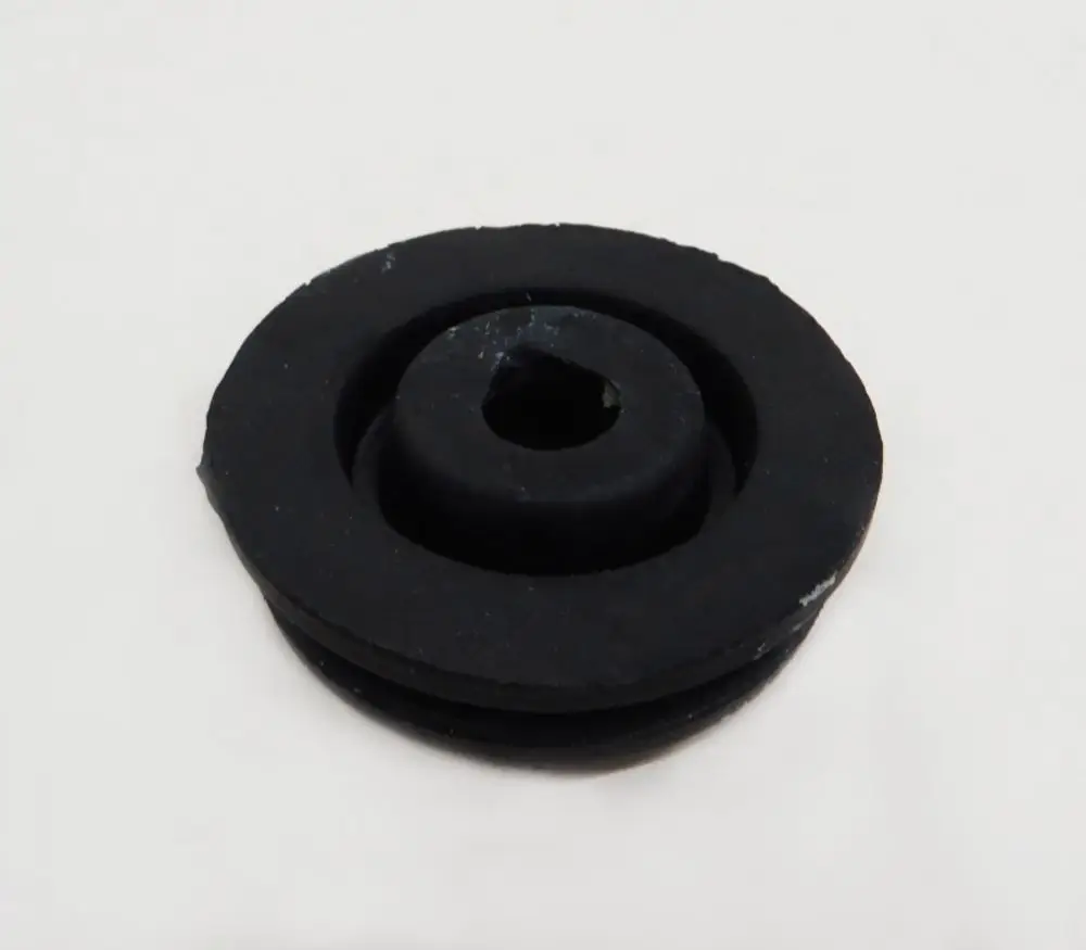 Schwarzer Gummi-Vibrationsdämpfer mit zentralem Loch, geeignet für den Einsatz in Ventilatoren, wie dem Modell von Remko.