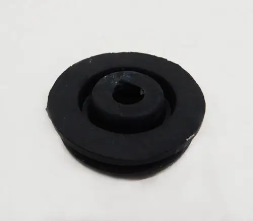 Schwarzer Gummi-Vibrationsdämpfer mit zentralem Loch, geeignet für den Einsatz in Ventilatoren, wie dem Modell von Remko.