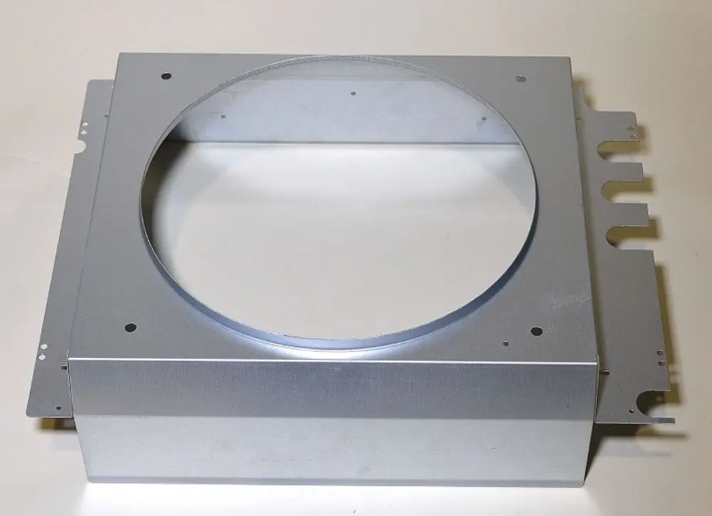 Trägerrahmen aus Metall von Remko mit einem runden Ausschnitt in der Mitte und mehreren seitlichen Halterungen. Das Produkt hat eine flache, rechteckige Struktur.