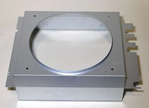 Trägerrahmen aus Metall von Remko mit einem runden Ausschnitt in der Mitte und mehreren seitlichen Halterungen. Das Produkt hat eine flache, rechteckige Struktur.