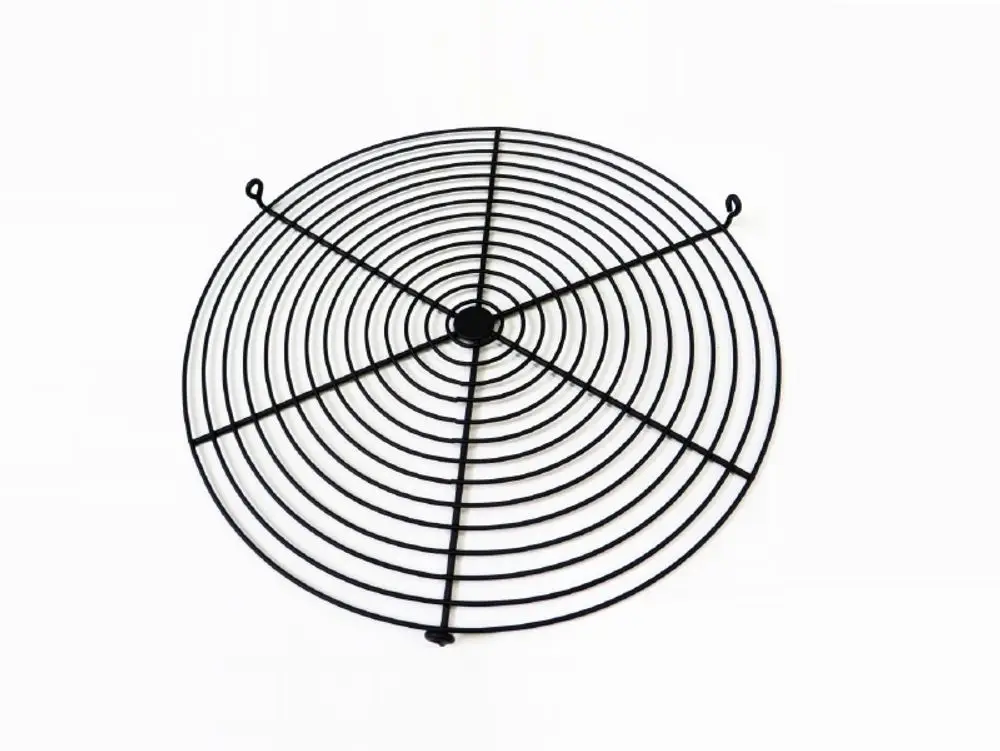 Schwarzes Metallgitter von Remko mit spiralförmigem Design. Es hat mehrere kreisförmige Öffnungen und ist geeignet für verschiedene Anwendungen.