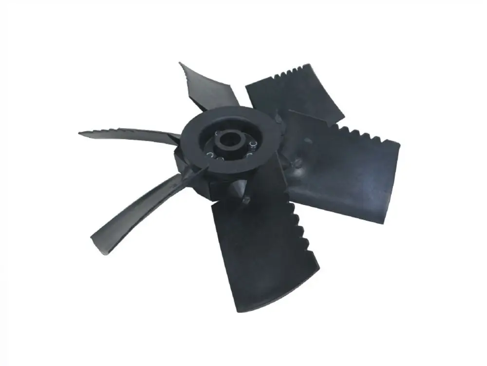 Schwarzer Ventilatorflügel mit mehreren Blättern, hergestellt von Remko. Die Bauform und Struktur sind für die Luftzirkulation in technischen Geräten geeignet.