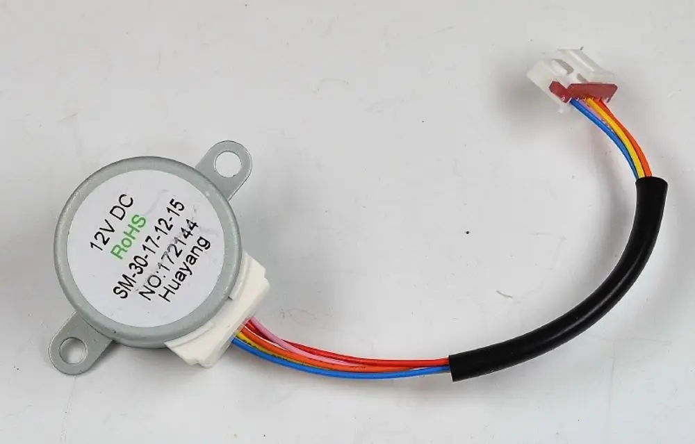 Motor mit einer runden Metallaufnahme und mehreren bunten Drähten, gekennzeichnet mit „12V DC“ und „Huayang“. Produkt von Remko.
