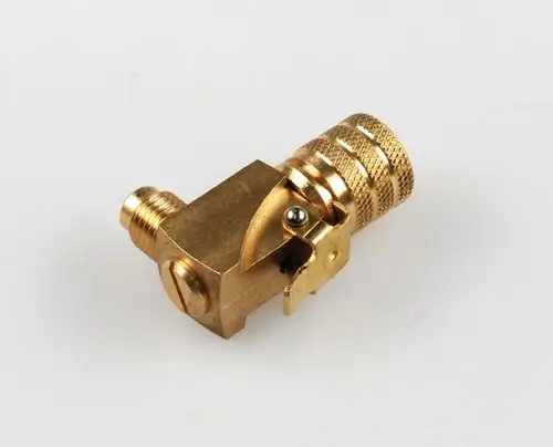 Schnellkupplung aus Messing für Kälteschläuche, verwendet in Verbindung mit R 407C, hergestellt von Remko. Klar sichtbare Auslösevorrichtung zum verbinden und trennen.